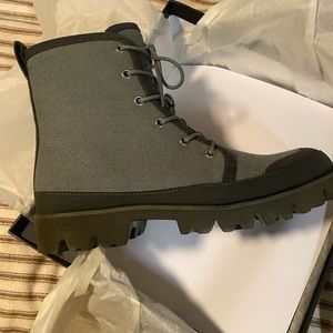 Gwen canvas lace up lug boot size 7.5 NWT